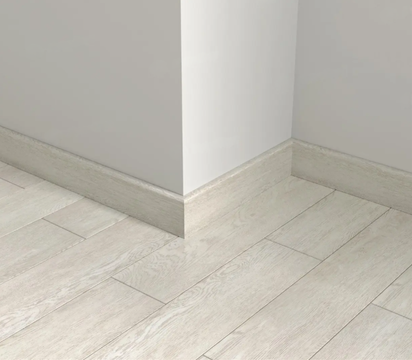 Плинтус Alpine Floor Parquet Light Голубой Лес SK 13-9 2200×80×12,5 фото в интерьере